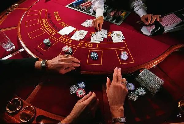 Giao diện slot online và table games tại casino trực tuyến 8k8